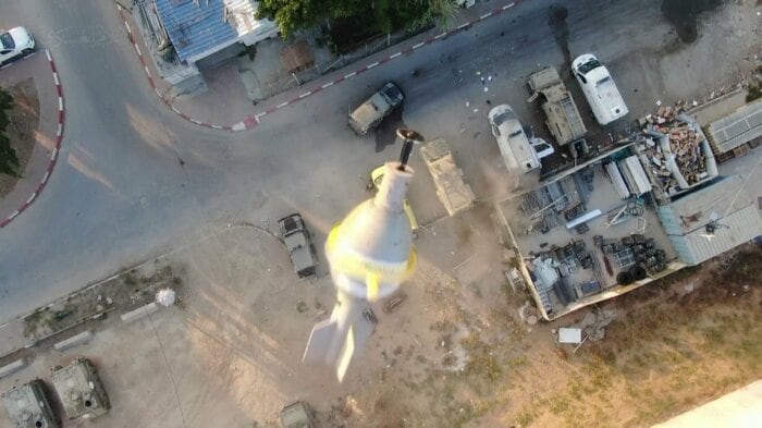 ハマスが公開したドローンから小型爆弾を投下する映像(10月7日)