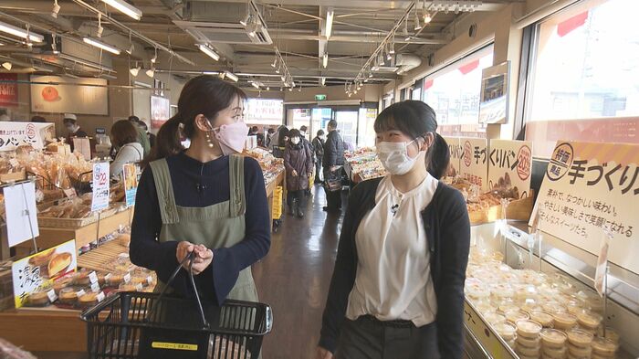 (左)北村花絵アナウンサー (右)ヤタロー工場直売店・SNS広報担当の佐藤未帆さん