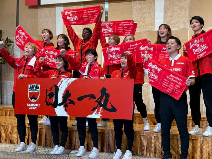 写真撮影に応じる日本代表選手ら(13日、千葉県成田市)