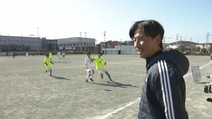 休日にサッカーを教えているのは地域の指導者