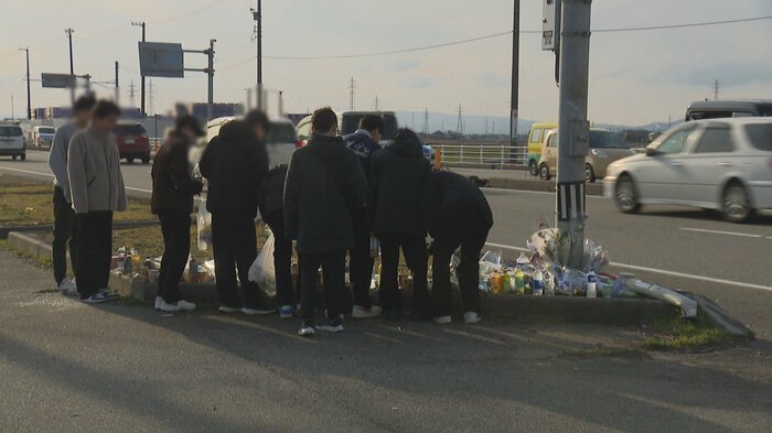事故現場を訪れた壮芽さんの同級生たち（9日）