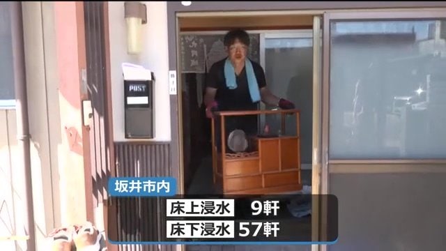 猛暑の中で家具を運び出す住民ら（坂井市内31日午前撮影）
