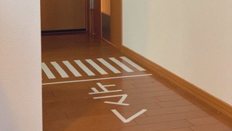 「止マレ」の道路標示…家の中を走り回る4歳息子を止めた父親のアイデアが素敵