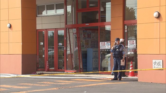 スーパーに軽乗用車突っ込む 2人下敷きに...女性が心肺停止 札幌市