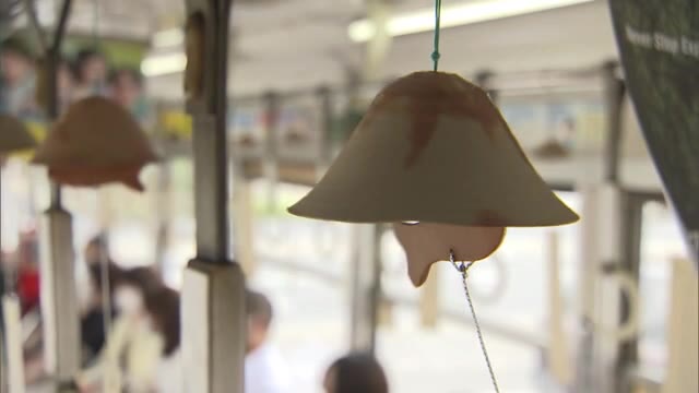 涼し気な音色響く風鈴電車…車内に備前焼の風鈴40個【岡山・岡山市】
