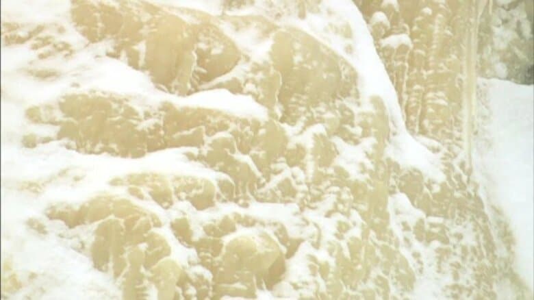 幻の滝「イエローフォール」出現　女性アナが厳寒の磐梯山に…大自然が作る造形美【福島発】｜FNNプライムオンライン