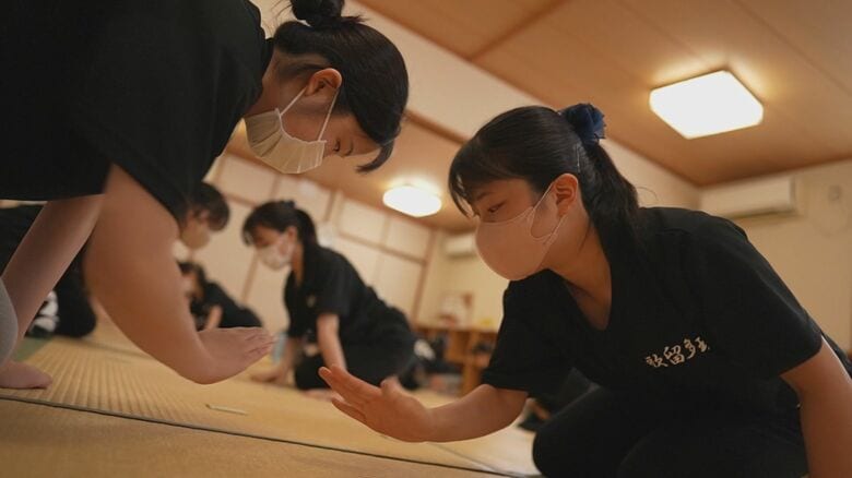 『かるた』にかけた女子高生　最後の夏　実録ちはやふる「かるたの甲子園」と呼ばれる全国大会に最多出場の強豪校　影で支える仲間たちとの友情｜FNNプライムオンライン