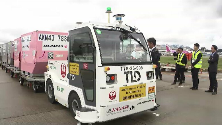 福岡空港で搬送車両の自動運転始まる　約1.7キロ区間を約10分で搬送　航空業界の人材不足解消へ｜FNNプライムオンライン