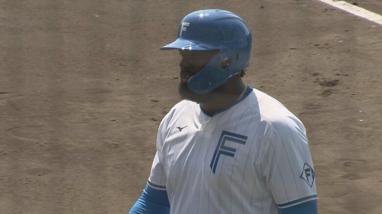 【ファイターズ】昨シーズンベストナイン 8月MVPに輝いたレイエスがフリー打撃で怪力アピール 柵越え12本中、場外6本！！｜FNNプライムオンライン