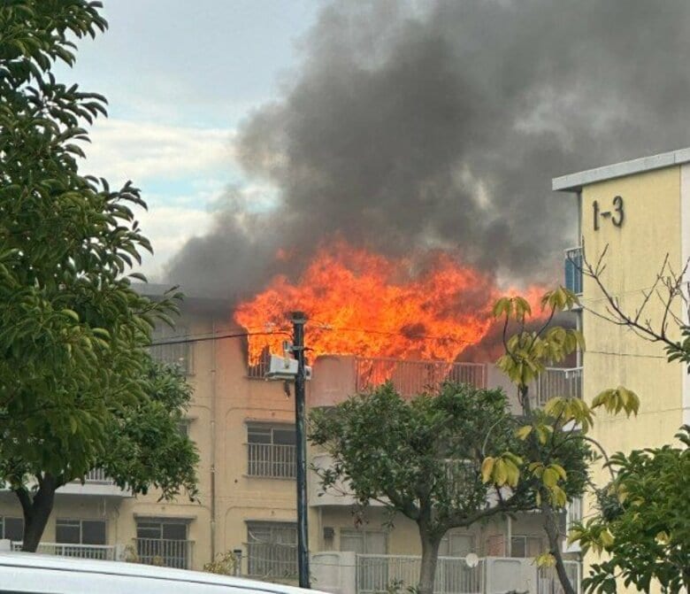 【速報】5階建ての共同住宅で火事　部屋から激しく炎が噴き出す　消防が出動し消火活動中　福岡市東区｜FNNプライムオンライン