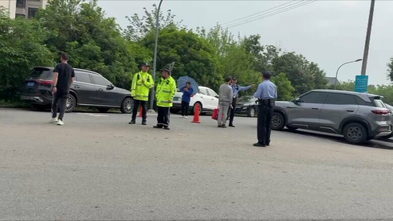 中国・浙江省　小学校の校門に車が突っ込み複数の児童や保護者が死傷　ネット記事消去し当局が統制か｜FNNプライムオンライン