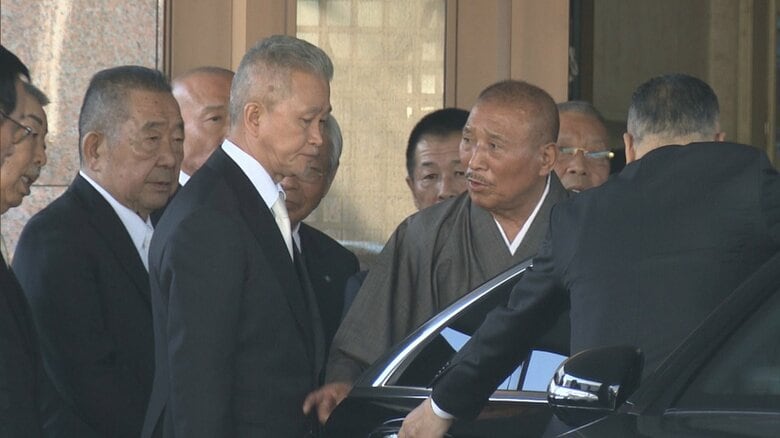 六代目山口組の司忍 組長や竹内照明 若頭など最高幹部が集結　恒例の“事始め”　竹中組・安東美樹 組長や山健組・中田浩司 組長などの姿も　日本最大の暴力団　司組長の出身母体・弘道会の野内正博 会長も出席｜FNNプライムオンライン