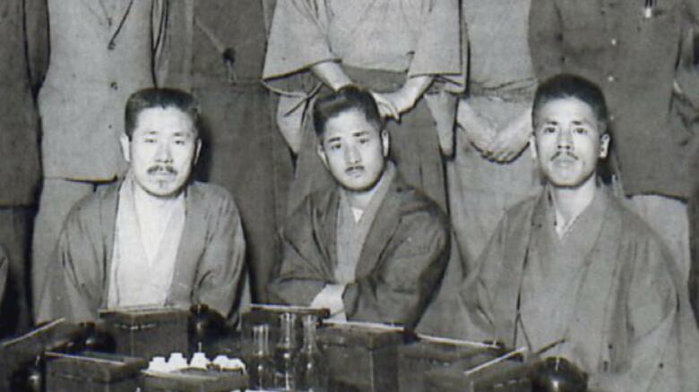 朝倉文夫の弟子として学んだ日名子(写真右)