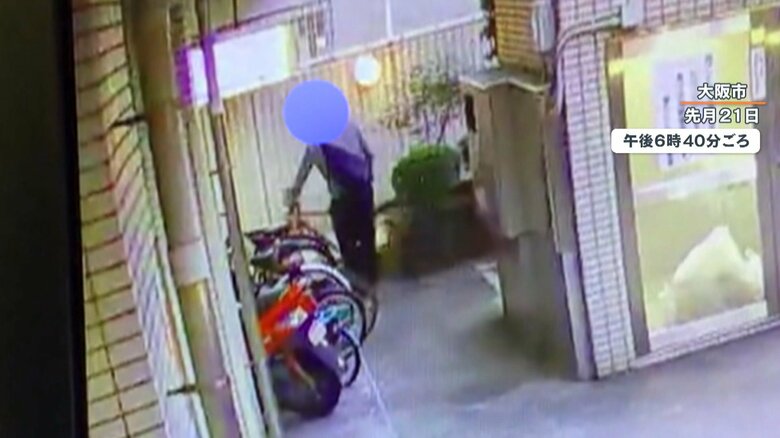 マンションの駐輪所に、乗ってきたオレンジ色のロードバイクを止める