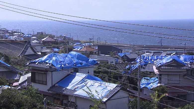 1か月が経過してもいまだブルーシートが目立つ被災地