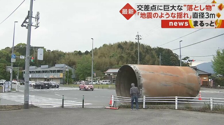 思わず中をのぞき込む人の姿も