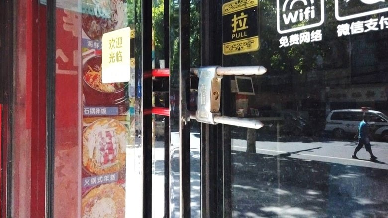 街には閉まった店や会社などがあちらこちらに