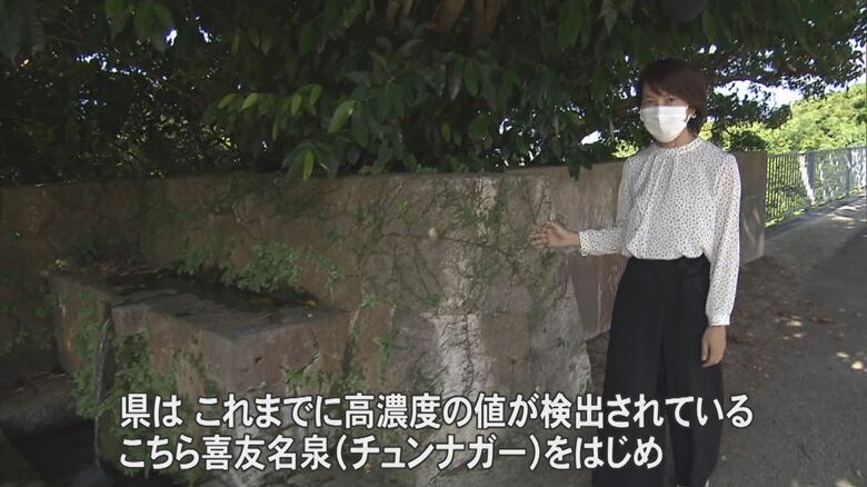 水質調査の現場を取材する平良いずみアナウンサー