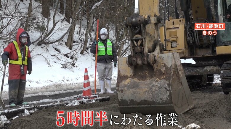 新たに砂利敷き、重機で地面をならす