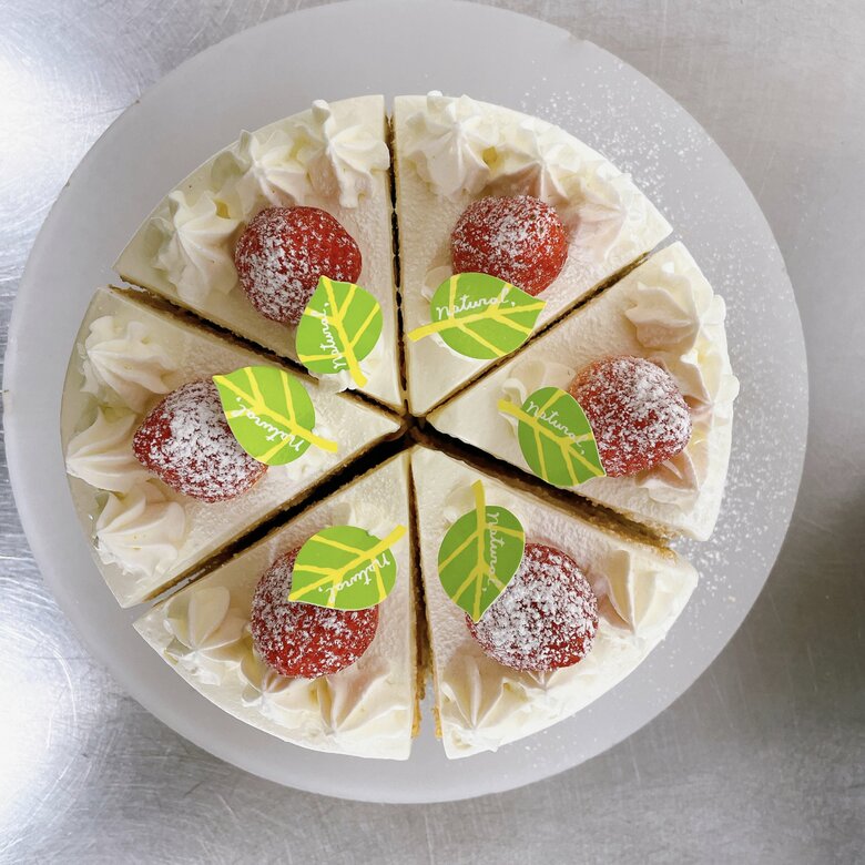 真上から見た６分割したホールケーキ（画像提供：パティスリーミムラ）