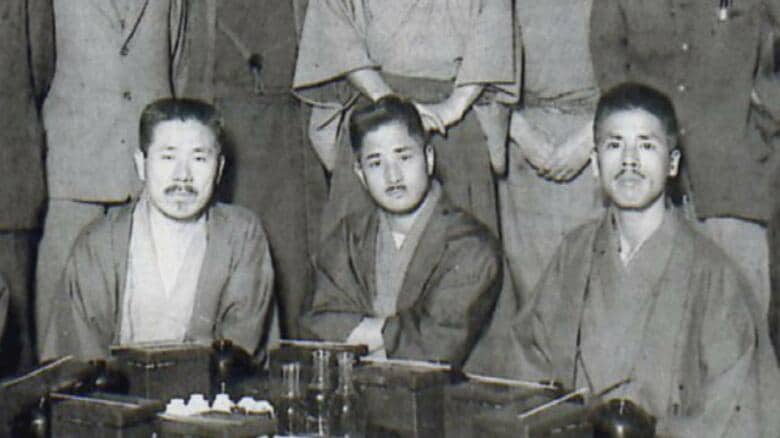 朝倉文夫の弟子として学んだ日名子（写真右）