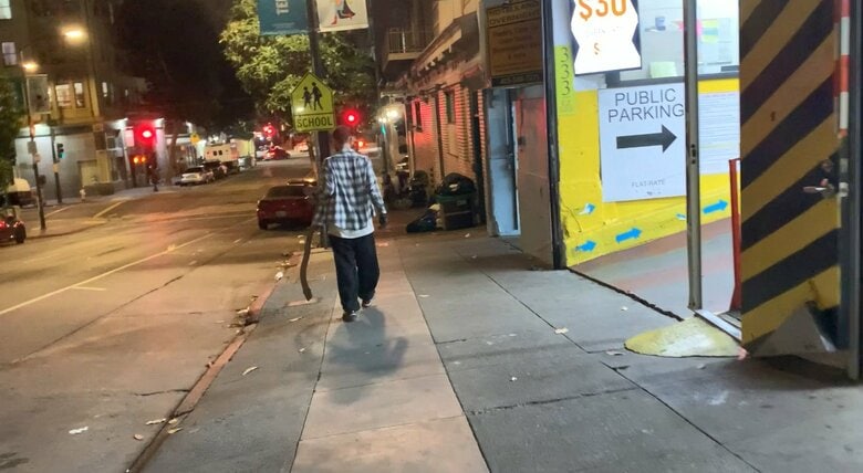 男性が木の棒をもって徘徊していた