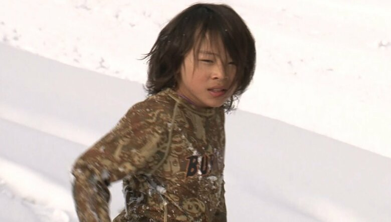 2010年（当時11歳）練習の合間に雪遊びをする平野選手