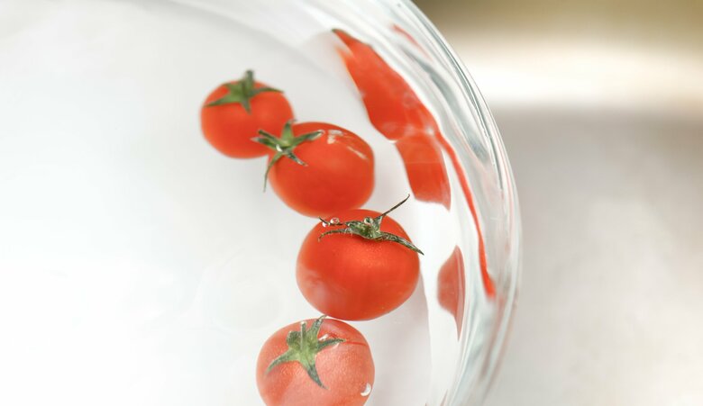 大きめのボウルに50℃のお湯を張って野菜を浸す（イメージ）