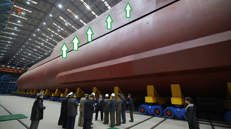 矢印は「戦略ミサイル」の発射口の蓋の継ぎ目か