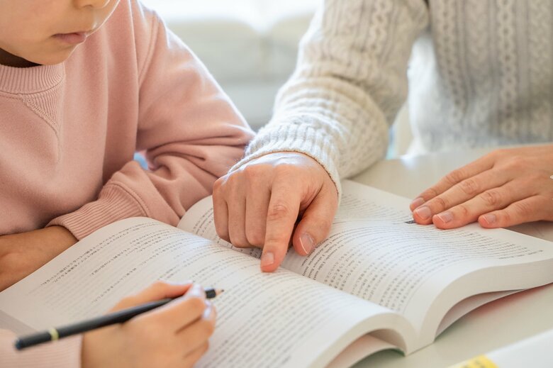 報告書では学習塾は「認定制度」に