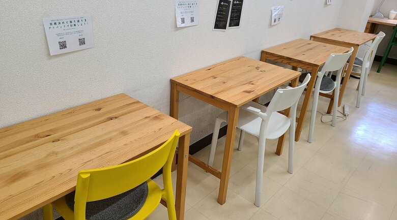 不登校の子供たちのために居場所を提供している「カタリバ」の勉強スペース