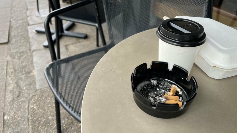 テラス席に残ったたばこの吸い殻