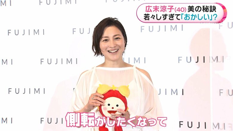 めざましくん人形を手に