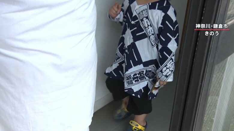 迎えに来た母親の元に駆け寄る男の子