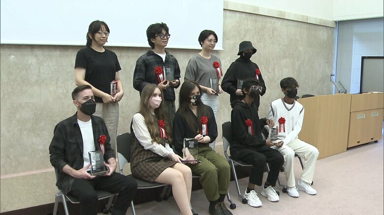 アメリカ出身・REKUさん（下段左端）