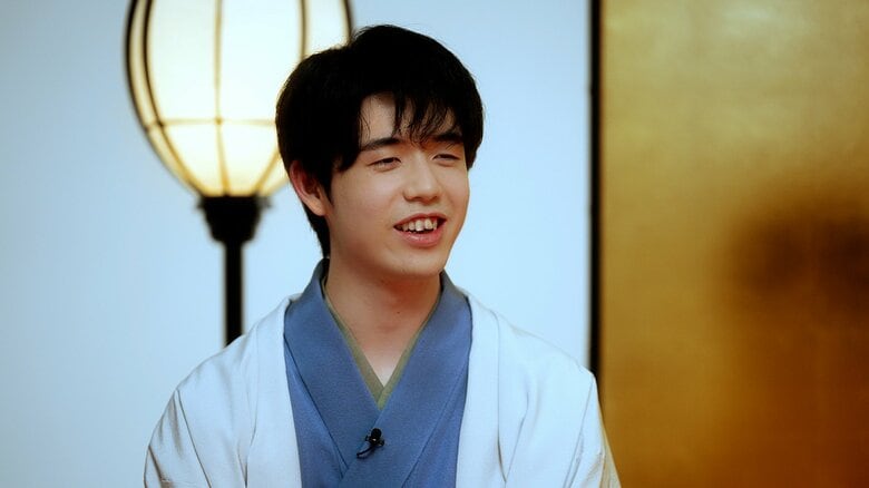 リラックスした表情の藤井聡太さん