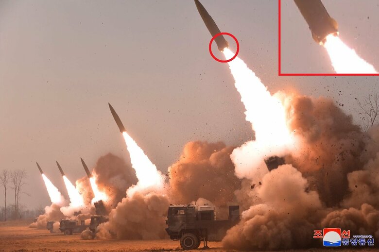 火力襲撃訓練(3月9日)で発射された"新型戦術誘導兵器"の噴射口を拡大すると噴射口周囲に噴射の向きを変えるベーンが見える（四角）（朝鮮中央通信・2023年3月10日）