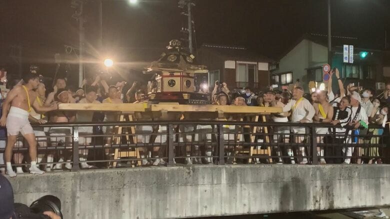 橋の上からみこしを…