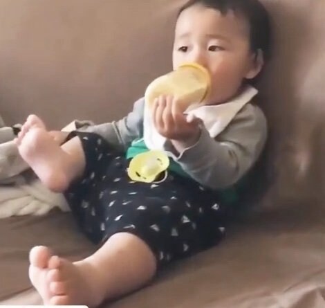 次男わくんが赤ちゃんの時のミルクの飲み方（提供：awarireさん）