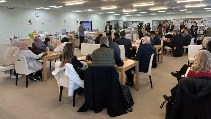 『きみまも＠歌舞伎町』を視察する海外の子ども政策実務責任者