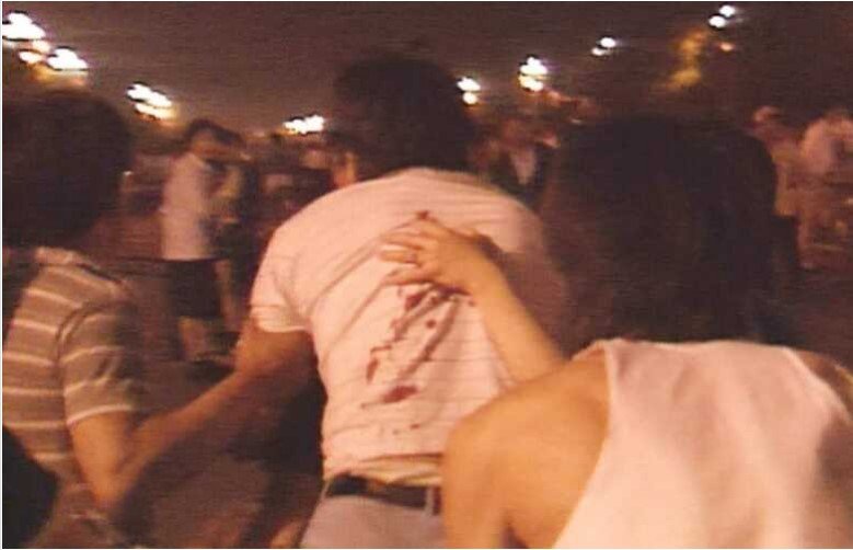 撃たれたのか、背中から血を流す男性も　1989年6月