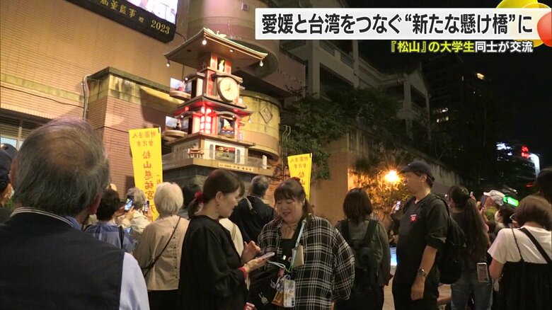 観光客が集まってくるところも本家と瓜二つ