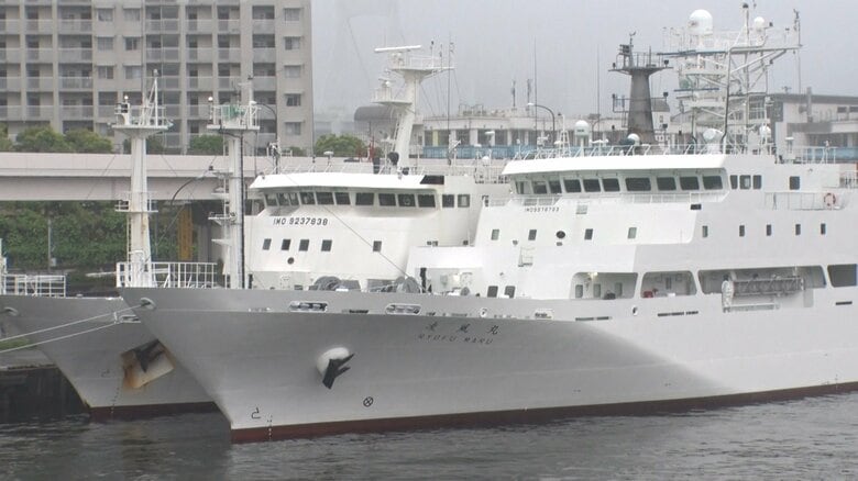 「啓風丸」（奥）と「凌風丸」（手前）