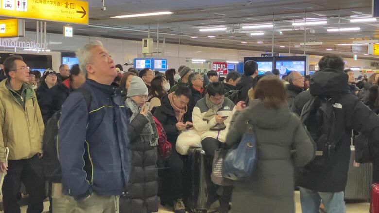 2026年1月の大雪で運休した際は、改札外には大勢の人が（撮影：視聴者）