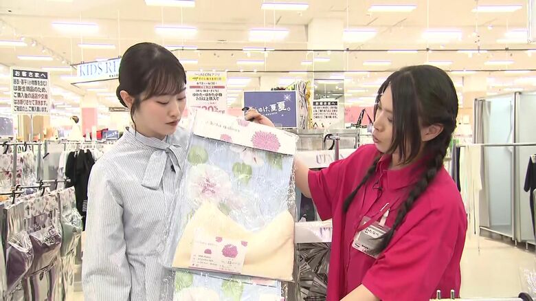 顔立ちや体型などにあわせて似合う浴衣のアドバイスをしてくれる