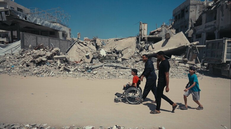 「Voices from GAZA ガザからの声」エピソード１より　両足を失ったアハマド君と弟のクサイ君