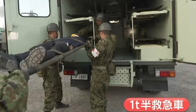 同時に4人搬送できる1トン半救急車