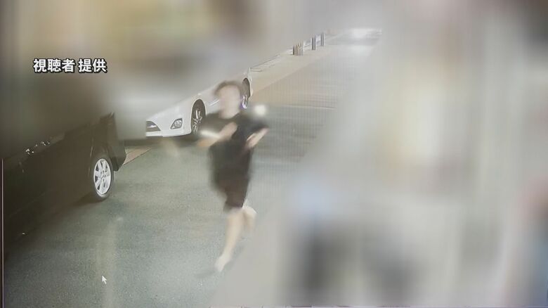 事件後、別府市の繁華街をはだしで走る八田容疑者