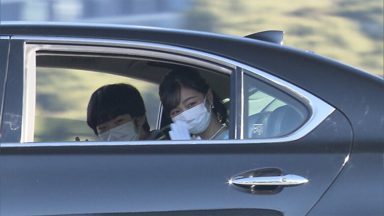 車の窓を開けて、にこやかに手を振られる佳子さまと悠仁さま