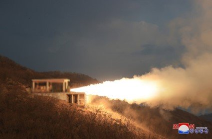 3月19日に実施された、新型の中長距離極超音速ミサイル用の多段式固体燃料エンジン（固体推進剤モーター）の地上噴射試験。